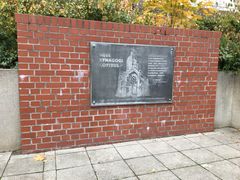 Gedenktafel am Standort der ehemaligen Synagoge