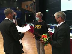 OB Holger Kelch und Stadtverordneten-Vorsteher Reinhard Drogla überreichten Urkunde und Blumen an Anke Schulz, Vorsitzende des Ortsbeirates Willmersdorf.