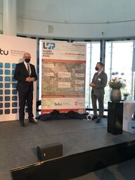Ministerpräsident Dr. Dietmar Woidtke und Oberbürgermeister Holger Kelch bei der Enthüllung der Karte zum Lausitz Science Park