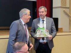 Der Verbandsvorsitzende, Spree-Neiße-Landrat Harald Altekrüger, gratuliert dem neuen Cottbuser Oberbürgermeister im Namen des Vorstandes zur Wahl.