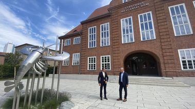OB Holger Kelch und Stephan Drescher, Geschäftsführer envia TEL GmbH vor dem Stadthaus
