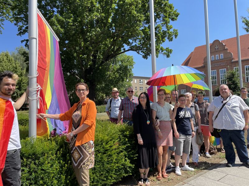 Regenbogenfahne wird am Stadthaus aufgezogen
