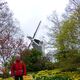 Robert van Aggelen mit Windmühle im Hintergrund