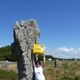 1,60 m reichen bei Carola Koal leider nicht aus, um die Tüte auf einen Megalithen von Carnac im Nordwesten Frankreichs zu stellen