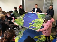 Kinder der Europaschule Regine-Hildebrandt-Grundschule erhalten Ostsee-Teppichaufkleber