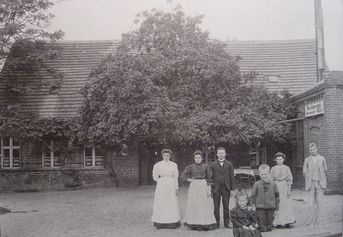 Betreiberfamilie vor der Spreewehrmühle 1911