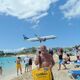 Maho Beach/St.Maarten, jener Strand also, über den die Jets hinweg fliegen, um wenige Meter danach auf dem"Princess Juliana International Airport" zu landen