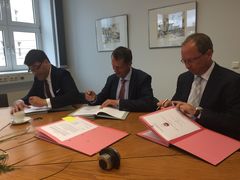 Envia-Vorstand Tim Hartmann, OB Holger Kelch und Jens Schober 
(v.l.) unterzeichnen am Montag im Rathaus in Cottbus die Verträge. (Foto: Stadtverwaltung)
