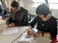 Vorsitzender des Stadtsportbundes Olaf Wernicke und Dezernentin Maren Dieckmann unterzeichnen Kooperationsvereinbarung