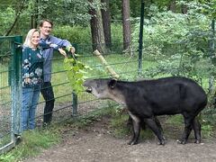 Zooschullehrerin Julia Nitsche und Tierparkdirektor Dr. Jens Kämmerling am Tapirgehege