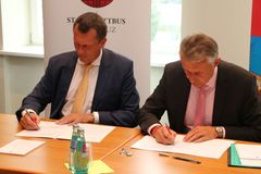 OB Holger Kelch und Innenminister Karl-Heinz Schröter unterzeichnen die Entschuldungsvereinbarung