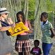 Kinder in Namibia lassen sich die Cottbus-Tüte erklären