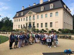 Selbsthilfegruppe Frauen nach Krebs vor dem Schloss Branitz