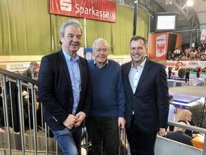 Oberbürgermeister Tobias Schick (rechts im Bild) mit Alt-OB Waldemar Kleinschmidt (Mitte) und Frank Szymanski beim Turnier der Meister 2023