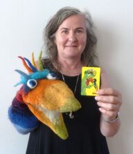 Bibliotheksmitarbeiterin Sabine Marcieniec mit Handpuppe Bibo und Bibo-Card.