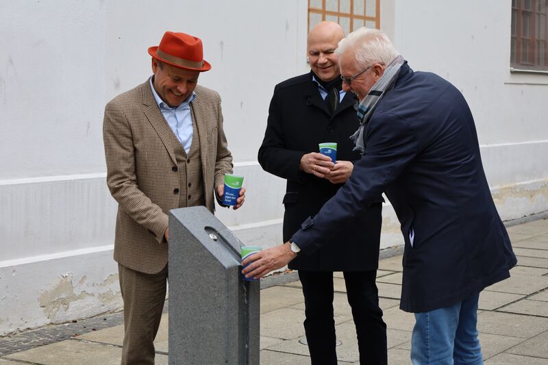 Marten Eger, Jens Meier-Klodt und Thomas Bergner bei der Brunneneinweihung. 