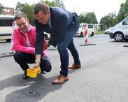 OB Holger Kelch aktiviert den Sensor zur digitalen Parkplatzsuche