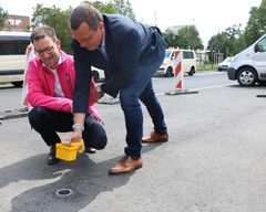 OB Holger Kelch aktiviert den Sensor zur digitalen Parkplatzsuche
