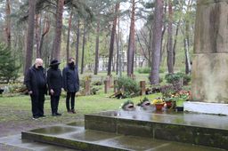 In Gedenken an die Opfer des Zweiten Weltkrieges  (v. l.: Klaus Groß, Karin Kühl und Oberbürgermeister Holger Kelch)