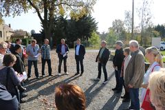 Oberbürgermeister Holger Kelch im Gespräch mit Bürgerinnen und Bürgern beim Ortsteilrundgang in Kahren 2017