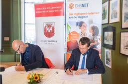 Holger Kelch und Colin-Alexander  Rauer bei der Unterzeichnung des Vertrages