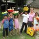 Kinder im Staat Chiapas bieten Obst an
