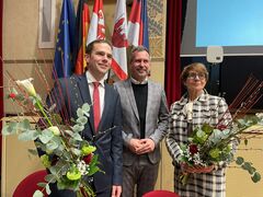 OB Schick (m.) gratuliert Bürgermeisterin Tzschoppe und Kämmerer Niggemann