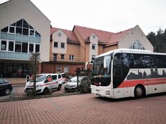 Bus der Johanniter vor der Unicorn Clinic in Malogoszcz bei Krakau