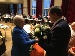 Verabschiedung der langjährigen ehrenamtlichen
Kinder- und Jugendbeauftragten Marianne Materna durch OB Holger Kelch vor der Stadtverordnetenversammlung