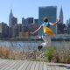 Jump! Vor der Skyline Manhattans