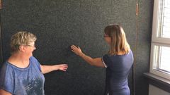 Wand mit Textilüberzug sorgt für eine bessere Raumakustik