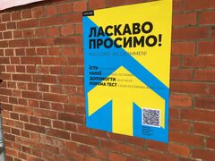 Plakat am Bunten Bahnhof heißt Ukrainerinnen und Ukrainer willkommen