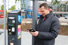 OB Holger Kelch testet den digitalen Parkservice mit dem Smartphone