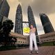 Véronique Arnold vor den Patronas Twin Towers In Kuala Lumpur, Malaysia