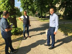 BV-Vorsitzender Michael Tietz, OB Holger Kelch und Kämmerer Markus Niggemann (v.l.) auf der Webschulallee, deren Radweg voraussichtlich 2023 saniert werden kann.