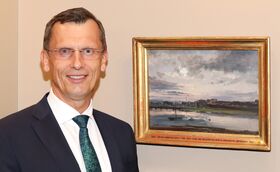 Holger Kelch, Oberbürgermeister der Stadt Cottbus, vor dem Dahl-Gemälde,  das nun nach mehr als 75 Jahren wieder in die Carl-Blechen-Sammlung zurückgekehrt ist