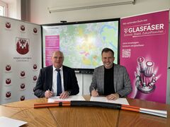 Oberbürgermeister Tobias Schick (r.) und Axel Wenzke, Konzernbevollmächtigter Region Ost der Telekom, unterzeichnen die gemeinsame Erklärung zum weiteren Breitband-Ausbau