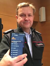 Leitstellenleiter Ingolf Zellmann demonstriert die NINA-Warn-App